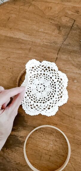 Using Doilies In Decor, Diy With Doilies, Doily Embroidery Hoop Wall Art, Decorating With Embroidery Hoop, Embroidery Ring Crafts, Crafts With Embroidery Hoop, Embroidery Hoop Crafts Diy Wall Art, What To Do With Doilies, Embroidery Hoop Wreath Diy