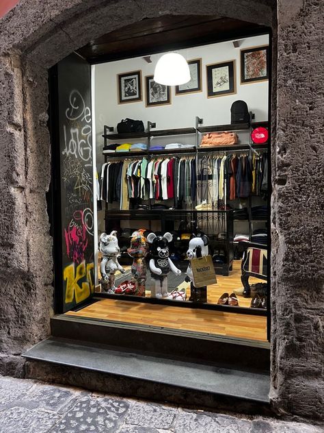 Street Wear Shop Interior, Streetwear Store Design, Streetwear Shop Interior, Streetwear Store Interior, Streetwear Boutique, Vintage Store Ideas, Bedroom Art Painting, Fashion Website Design, Streetwear Store