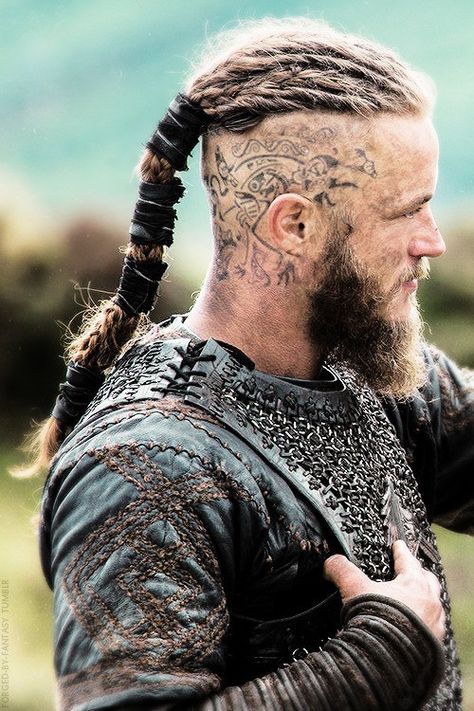 The evolution of Ragnar's head tattoos #tattoo #tattoos #tattooed #art #design #ink #inked Long Undercut, Filipino Celebrities, Ragnar Vikings, Viking Head, Vikings Tv Show, Vikings Ragnar, Alexander Ludwig, Viking Men, Viking Costume