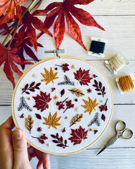 Fall is here 🍁🍁🍂🍂 Autumn is definitely my favourite season to design for! The colours are so warm and cosy and I love it 🧡 Inspo for this hoop? Crunchy leaves, red berries and golden hour ☀️ . . . #embroiderykit #embroidery #embroideryart #embroideryhoop #embroiderydesign #floralembroidery #modernembroidery #embroiderylove #handembroidery #dmcthreads #embroiderypattern #embroideryartist #embroideryhoopart #dmcembroidery #embroiderywork #craftgiftideas #autumncrafts #craftkit #embroiderygiftid... Embroidered Fall Leaves, Autumn Leaves Embroidery, Thanksgiving Embroidery, Crunchy Leaves, Embroidery Leaf, Favourite Season, Diy Embroidery Kit, Hand Embroidery Flowers, Autumn Crafts