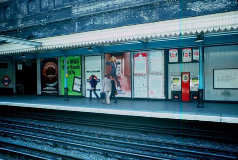 Photos of Earl's Court and Kensington in the Summer of 1976 - Flashbak London In The Summer, Life In London, London Underground Stations, Earls Court, Kensington And Chelsea, London Summer, East Anglia, Street Life, London Places