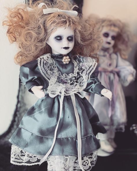 Spooky Porcelain Dolls Diy, Diy Creepy Porcelain Dolls, Porcelain Doll Makeover, Scary Porcelain Dolls, Haunted Doll Aesthetic, How To Make Creepy Dolls, Diy Creepy Dolls, Creepy Dolls Diy, Creepy Porcelain Dolls