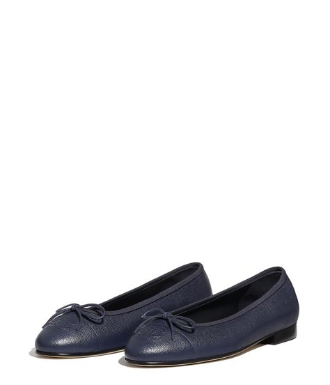 Chanel - PRE SS2018 | Navy blue grained calfskin ballerinas Chanel Flat Shoes, Blue Wishlist, Blue Birkin, Runway Fashion Outfits, Chanel Ballerina Flats, Navy Ballet Flats, Chanel Ballerina, Navy Blue Flats, Chanel Flats