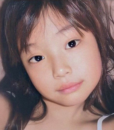 Jennie Kim Young, Pre College, Aesthetic Lockscreens, Ruby Jane, Aesthetic Letters, Profile Pictures Instagram, Blonde Hair Shades, Childhood Photos, Cute Simple Wallpapers