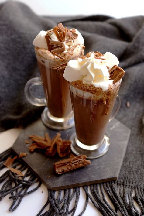 Warm Drinks Recipes, Gingerbread Hot Chocolate, Nutella Hot Chocolate, Hot Drinks Recipes, Hot Cocktails, Gingerbread Latte, Drink Recipes Nonalcoholic, Pumpkin Chai, Christmas Hot Chocolate