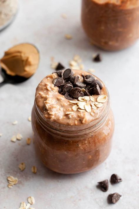 Chocolate Peanut Butter Protein Overnight Oats - Tasting With Tina Oatmeal Breakfast Overnight, Overnight Oat Recipes, Quick And Easy Breakfast Ideas, Delicious Overnight Oats, Postpartum Meals, Bariatric Meals, Macro Counting, Chocolate Overnight Oats, Oat Recipes