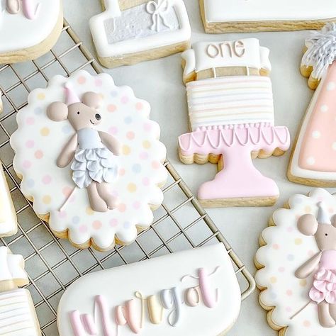 Natalie on Instagram: "Muted pastels with a hint of @mailegworld 💕 Mouse design and set inspiration from @francescasfrosting" Pastel Birthday Cookies, Mouse Birthday Party, Maileg Party, Cookie Cake Ideas, Birthday At Home, Boo Party, Mouse Cookies, Maileg Mice, Muted Pastels