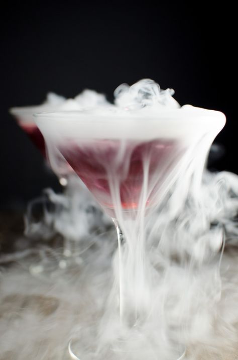 Hard to believe anything can beat your pregnant Kylie Jenner get-up—but these drinks just might. Dry Ice Halloween, Dry Ice Cocktails, Dry Ice Drinks, Cocktail Halloween, Halloween Recipes Drinks, Witch's Heart, Halloween Cocktail, Red Cocktails, Cocktails Recipes