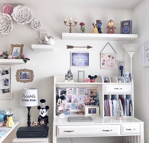 Disney Aesthetic Bedroom, Disney Shelf Display, Grown Up Disney Bedroom, Disney Themed Dorm Room, Teen Disney Bedroom, Disney Theme Office, Disney Home Office Ideas, Disney Inspired Office, Disney Shelf Decor