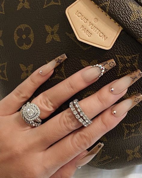 Brown Louis Vuitton Nails, Large Nails Design, Chanel Nail Art, Boujee Nails, Louis Vuitton Nails, Stile Kylie Jenner, Dior Nails, Gucci Nails, Chanel Nails