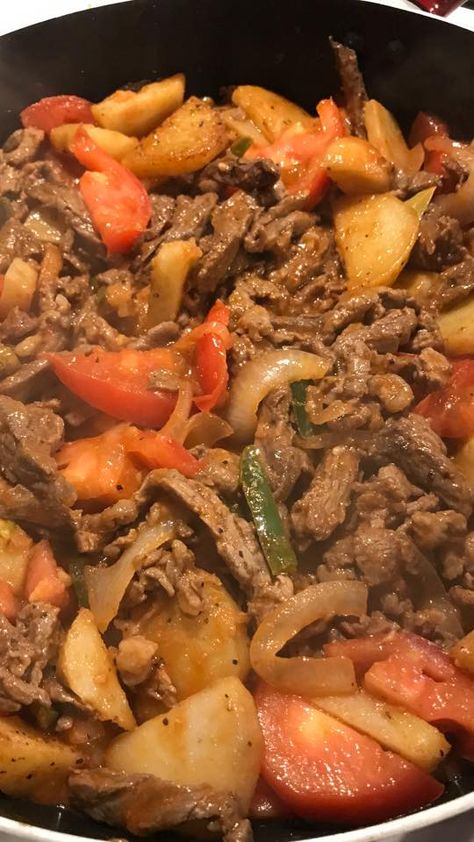 Bistec Ranchero Con Papas - Easy DIY Recipes Bistec Ranchero Recipe, Potatoes Easy Recipes, Bistec Recipe, Steak With Potatoes, Can Tomato Sauce, Serrano Peppers, Small Potatoes, Cooking Tomatoes, Sauteed Vegetables