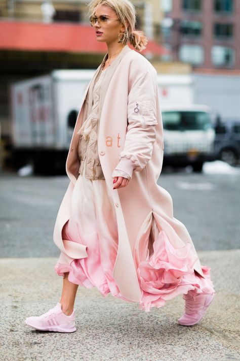 Mode Rose, Look Rose, Walking Down The Street, Gaun Fashion, Nyfw Street Style, Model Street Style, Easy Style, Looks Street Style, Pink Sneakers