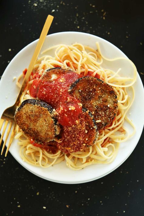 AMAZING Vegan Eggplant Parmesan Pasta! Crispy, delicious, perfect on top of your favorite pasta #vegan Eggplant Parmesan Pasta, Aubergine Parmesan, Milk Pasta, Vegan Eggplant Parmesan, Pasta Simple, Easy Eggplant, Pasta Marinara, Vegan Eggplant, Eggplant Parm