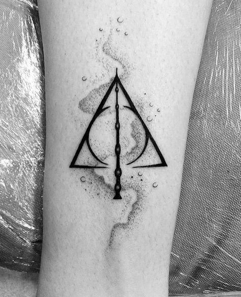 Harry Potter Deathly Hallows Symbol, Hallows Tattoo, Hp Tattoo, Deathly Hallows Symbol, Potter Tattoo, Movie Tattoos, Harry Potter Deathly Hallows, Symbol Tattoo, Muster Tattoos