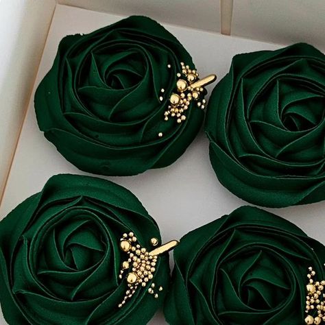 Emerald Green Cupcakes Weddings, Green 30th Birthday Cake, Emerald And Gold Cupcakes, Black Green And Gold Wedding Cake, Dark Green Cupcakes, Green Aesthetic Cake, Emerald Green Cupcakes, Sahara Wedding, Emerald Green Cake