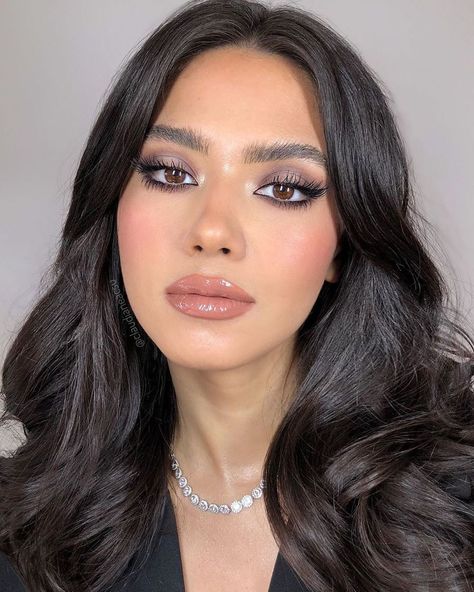 INBEAUT MAGAZINE on Instagram: “Makeup @claudianeacsu  Model @biancatudorr  #inbeautmag” Formal Makeup, Soft Glam Makeup, Makeup Makeover, Medium Length Hair, Gorgeous Makeup, Stylish Hair, Glam Makeup, Pretty Makeup, Artistry Makeup