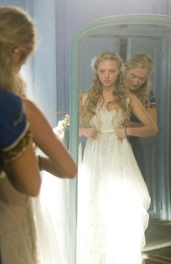 Song that reminds me of my parent(s): "Slipping Through My Fingers" from Mamma Mia reminds me of my mom :) Mamma Mia Wedding Dress, Mamma Mia Wedding, Donna Sheridan, I Love Cinema, Mama Mia, Mia 3, Amanda Seyfried, Meryl Streep, Dancing Queen