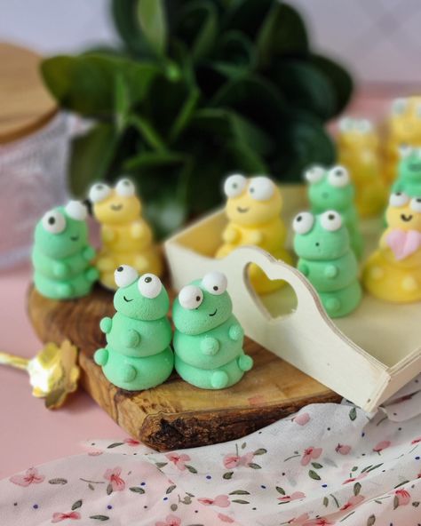 Caterpillars made of marshmallows! 🐛🍬 They’re so cute and funny 😄 #Marshmallow #DIYTreats #figuredmarshmallow #Sweets #candy #treats Marshmallow Meringue, Cute Marshmallows, Sweets Candy, Candy Treats, Diy Treats, Boiled Egg Diet, Egg Diet, June 15, Marshmallows