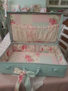 http://shabbyprimdelights.blogspot.ca/ - so pretty! Suitcase Upcycle, Decoupage Suitcase, Luggage Decor, Suitcase Diy, Camera Shabby Chic, Diy Shabby Chic Furniture, Baños Shabby Chic, Suitcase Decor, Shabby Chic Furniture Diy