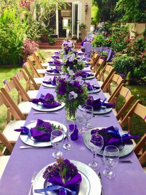 Wedding Table Settings Purple, Garden Party Table Setting, Purple Table Decorations, Purple Table Settings, Lunch Table Settings, Garden Party Table, Idee Babyshower, Purple Table, Lunch Table