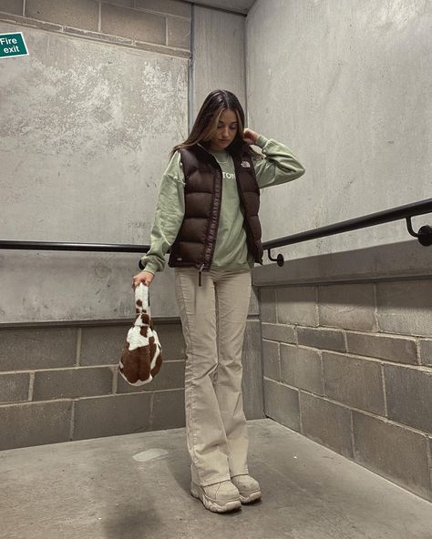 Another mint chocolate outfit! . . . #y2k #y2kfashion #y2koutfits #y2kedits #y2kaesthetics #y2kangel #y2kedit #y2kgirl #y2kbaby… Sleeveless Jacket Outfit, Puffer Outfit, Puffer Vest Outfit, Puffer Jacket Outfit, Sleeveless Puffer, Mode Zara, Hairstyle Inspo, Cold Outfits, Sleeveless Jacket