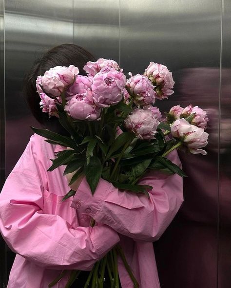 #flowers #peonies #love #aesthetics #pink #girly girl Nicolas Russo, Elena Abelli, The Sweetest Oblivion, Danielle Lori, Holding Bouquet, Boquette Flowers, Flower Gift Ideas, Nothing But Flowers, Flower Therapy