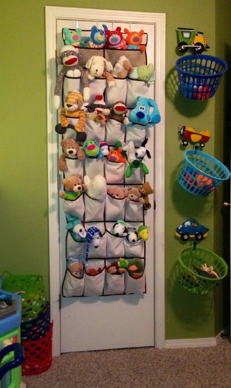 Store plush toys using a shoe organizer. Mommo Design, Stuffed Animal Storage, Organization Kids, Toy Rooms, Big Boy Room, Boys Bedrooms, Toy Organization, Kids Storage, Kids Playroom