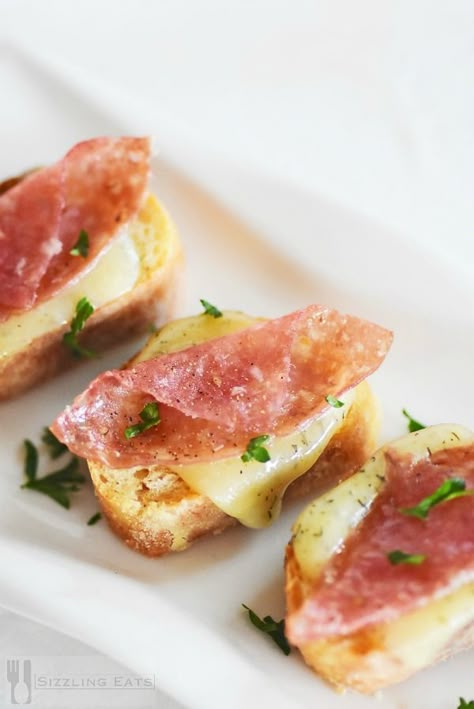 Salami and Havarti Crostini Appetizer - Warm and Crunchy Salami and Dill Havarti Crostini is the perfect Christmas or New Year appetizer recipe. It is super quick to assemble and make these savory crostini! These salami bites take only 5  minutes to make! #Salami #Havarti #SalamiCrostini  via @sizzlingeats Holiday Appetizers Thanksgiving, Tiny Bites, New Years Appetizers, Crostini Appetizers, Gluten Free Puff Pastry, Holiday Appetizers Easy, Havarti Cheese, Fingerfood Party, Havarti