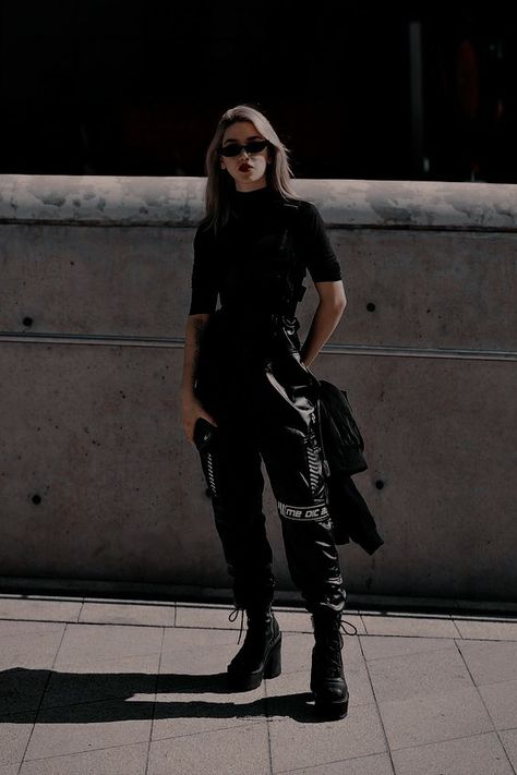 Assassin Aesthetic Outfit, Mira Sorrengail, Mafia Outfits Female, Mafia Queen, Matteo Riddle, Tomboy Stil, Army Girls, Dark Feminine Aesthetic, Demon Hunter