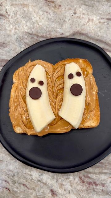 October Breakfast Ideas For Kids, Halloween Morning Breakfast, Spooky Meals, Ghost Toast, Halloween Toast, Comidas Halloween, Halloween Breakfast Ideas, Halloween Bananas, Healthy Halloween Party Food