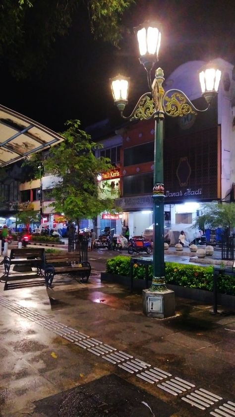 #malam #street #wisata #vintage Jalan Malioboro Yogyakarta, Jogja Aesthetic Malioboro, Malioboro Yogyakarta, Perjalanan Kota, Borobudur Temple, Traditional Market, Muslim Pictures, Mood Instagram, Historical Landmarks