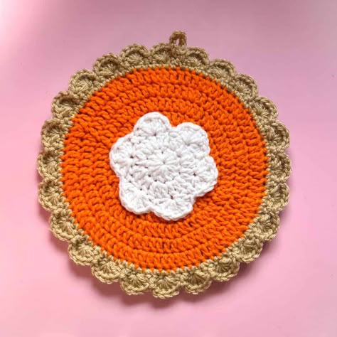 Crochet Pumpkin Pie Potholder Pattern - thecaffeinatedsnail.com Crochet Pumpkin Pie, Turtle Crochet, Crochet Hot Pads, Fall Crochet Patterns, Crochet Eyes, Crochet Strawberry, Crochet Mushroom, Potholder Patterns, Crochet Collection