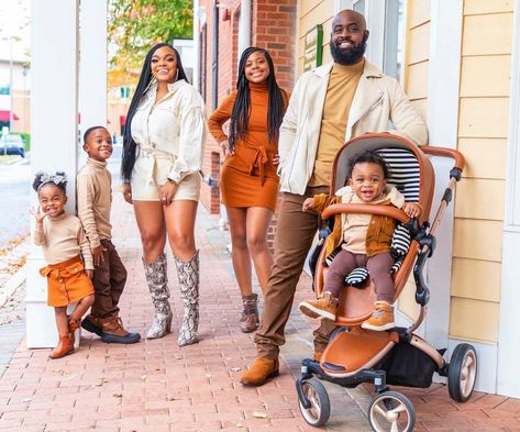 SANTANA| MOTHERHOOD| LIFESTYLE no Instagram: “The Dillons showing up to Thanksgiving like 😍😍😍 . . Y’all we host every Thanksgiving every year and ask me if I’m ready🥴 I totally dropped…” Fall Family Photos Black People, Mother Son Matching Outfits, Mother Son Pictures, Fall Picture Outfits, Couples Matching Outfits Swag, Picture Day Outfits, Fall Family Portraits, Family Photoshoot Poses, Sister Pictures