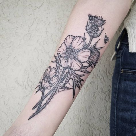 Prickly poppy & thistle for Kaylee! 🐝 Critter Tattoo, One Day Tattoo, Prickly Poppy, Thistle Tattoo, Poppy Tattoo, Prison Tattoos, Poppies Tattoo, Saints And Sinners, R Tattoo