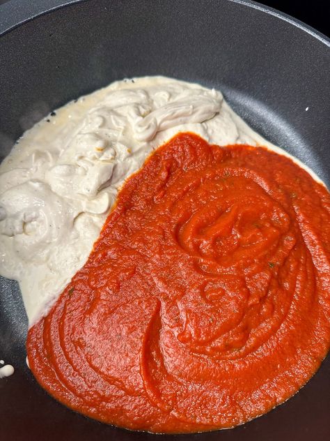 A jar of marinara sauce poured over a container of refrigerated alfredo sauce in a skillet. Recipe Using Alfredo Sauce, Chicken Marinara Pasta, Fetuchini Alfredo, Chicken With Spaghetti Sauce, Chicken Alfredo Sauce, Jarred Alfredo Sauce, Crockpot Chicken Alfredo, Spagetti Recipe, Alfredo Sauce Recipe Easy