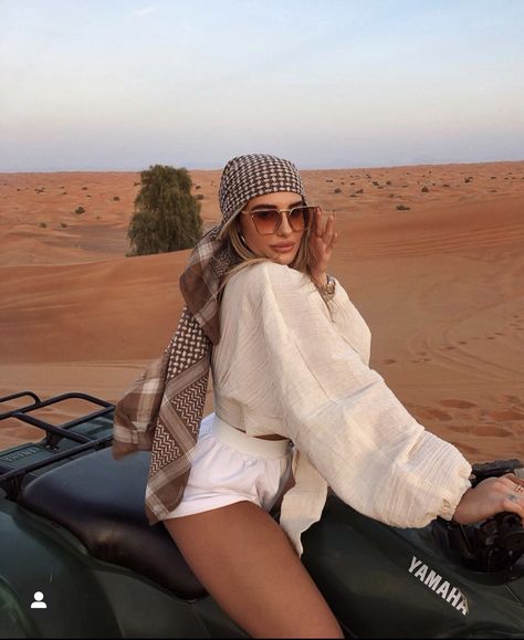 Sand Dunes Outfit, Desert Photoshoot Outfit, Desert Outfit Ideas, Morocco Travel Outfit, Tia Lineker, Dubai Outfits Ideas, Huacachina Peru, Spring Vacation Outfits, Desert Photoshoot Ideas