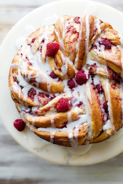 Cinnamon Roll Wreath, Raspberry Danish, Twist Bread, Roll Wreath, Sallys Baking, Pane Dolce, Sally's Baking, Breakfast Bread, Vanilla Icing