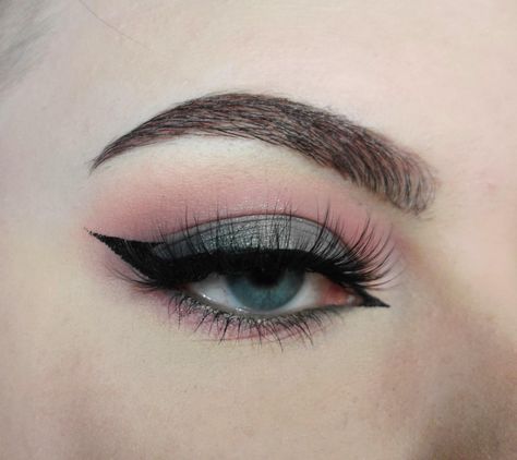 Gray and pink eyeshadow look #makeup #eyeshadow #eyeshadowlook #eyemakeup #pinkeyeshadow Chill Place, Grey Eye Makeup, Pink Eyeshadow Look, Grey Makeup, Grey Eyeshadow, Makeup Memes, Eyebrow Hacks, Gray Eyes, Pink Eyeshadow