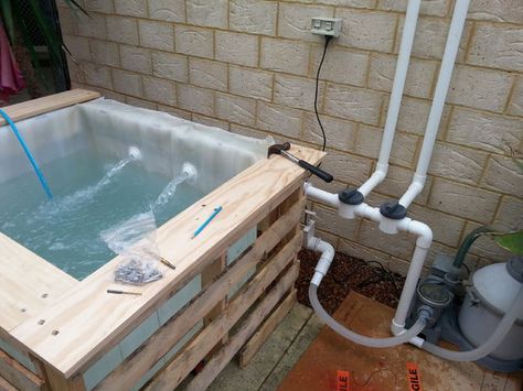 Pallet Hot Tub, Small Above Ground Pool, Pallet Frames, Ibc Tank, Building A Swimming Pool, Diy Hot Tub, Pallets Diy, Diy Swimming Pool, Diy Pool