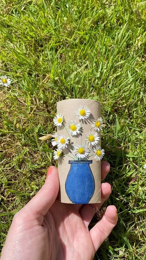 Julie | Krea Leg DIY 🌈 on Instagram: “Jeg synes, toiletruller er geniale til denne leg frem for karton eller pap, da luften i midten af rullen hjælper børnene godt på vej med…” Weird And Wonderful, Diy For Kids, On Instagram