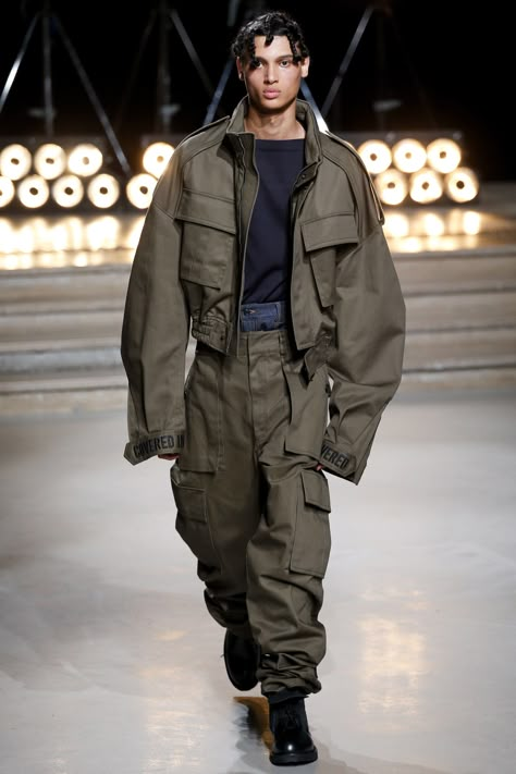 Juun.J Spring 2017 Menswear Collection Photos - Vogue Juun J, Military Looks, Military Branches, Futuristic Fashion, Mens Fashion Summer, Spring 2017, Military Fashion, Runway Fashion, Cargo Pants