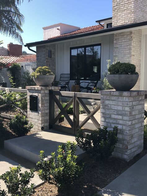 Small Courtyard Front Of House, Modern Farmhouse Fencing, Small Fence Front Yard, Front Patio Design, Yard Entrance Ideas, Front Yard Courtyard Ideas Entrance, Front House Entrance, Entrance Landscaping Ideas, Front House Ideas