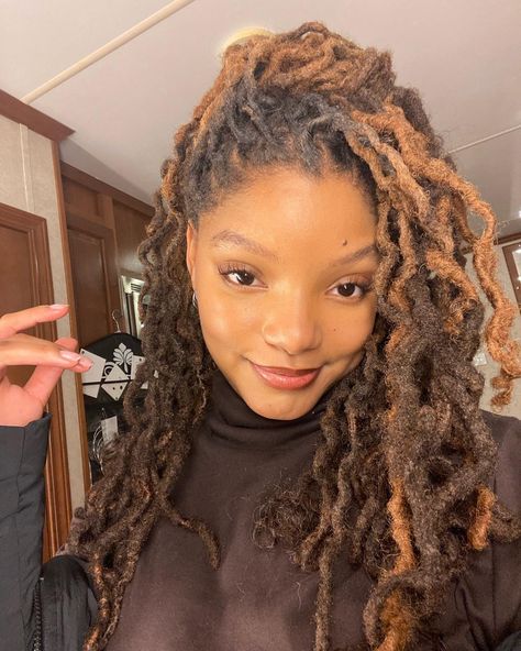 Layered Dreadlocks, Chloe Bailey Hairstyles Locs, Loc Layers, Chloe X Halle Locs, Halle Bailey Loc Bob, Chloe Bailey Hair Locs, Locs Fashion, Halle Bailey Dreadlocks, Locs Dyed