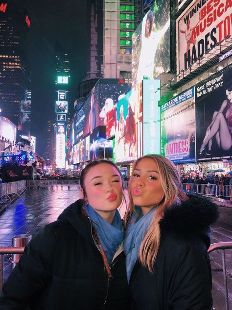 New York Picture Ideas, Besties Pics, Nyc Picture Ideas, New York Photo Ideas, Nyc Photo Ideas, Nyc Dream, Foto Best Friend, Nyc Pics, Catfish Girl