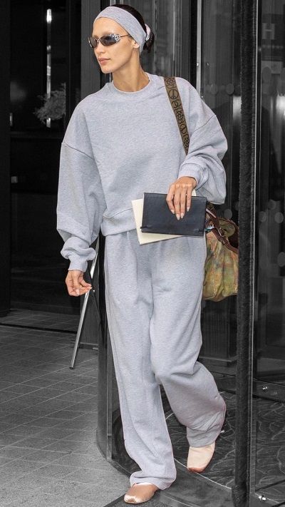 Bella Hadid in Paris, France on Wednesday 05/10/2022 #VeronicaTasmania Bella Hadid Sweatpants, Bella Hadid Style 2023, Bella Hadid Outfits 2023, Bella Hadid Uggs, Bella Hadid Outfits Casual, Model Off Duty Style Winter, Bella Hadid Casual Outfits, Bella Hadid Fall Outfits, Bella Hadid 2023