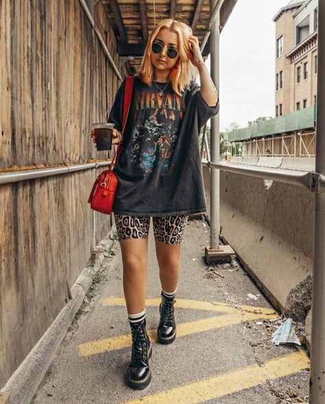 Look Grunge, Biker Shorts Outfit, Alternative Grunge, Pastel Outfit, Grunge Look, Rocker Style, Style Looks, Gothic Style, Grunge Style