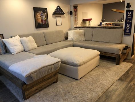 Homemade Couch Living Room, Homemade Sectional Couch, Moveable Sectional Couch, Diy Pallet Sectional Indoor, Diy Indoor Sectional Couch, Pallet Sectional Indoor, Pallet Couch Diy Indoor Living Room, Diy Indoor Couch Living Room, Diy Living Room Couch