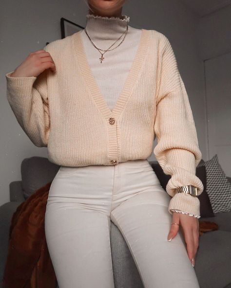 Lydia Rose on Instagram: “Cream comfies 🙌 been looking for an oversized cardy like this for ages - you can wear this one as a dress too 👍 • #chunkyknit…” Turtlenecks Aesthetic, Turtleneck And Cardigan Outfit, Turtleneck Outfit Layering, Lydia Rose, Layered Turtleneck, Turtleneck Layering, Turtleneck Outfit, Oufits Casual, Elegante Casual