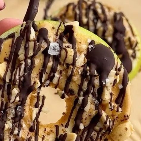 Jessica Sepel - JSHealth® 🧿 on Instagram: "Choc PB Apple Bites 🍏 | Full recipe below👇⁠ ⁠ Sink your teeth into our latest quick treat, ready in 15 minutes! ⁠ ⁠ These apple slices strike just the right harmony of crunch and sweetness. ⁠Smothered in creamy peanut butter, then dusted with crunchy chopped peanuts plus a dash of cinnamon to top it off.⁠ ⁠ Finish with a pinch of sea salt for that perfect sweet-salty balance 🤍 ⁠Recipe inspired by: @faithsfresh ⁠ ⁠ Here’s what you’ll need…⁠ - 1 apple ⁠ - Peanut butter⁠ - Chopped peanuts ⁠ - Cinnamon ⁠ - Melted dark chocolate ⁠ - Sea salt ⁠ ⁠ Method:⁠ Slice your apple into thin slices. Remove the core using a knife or shape cutter. Arrange on a lined baking tray. ⁠ ⁠ Spread some peanut butter on top of each slice. Top with peanuts, a sprinkle of Chocolate Peanut Butter Apple Rounds, Apple Bite, Quick Treats, Apple And Peanut Butter, Fruit Snacks, Apple Slices, Creamy Peanut Butter, Eat Dessert, Sweet And Salty