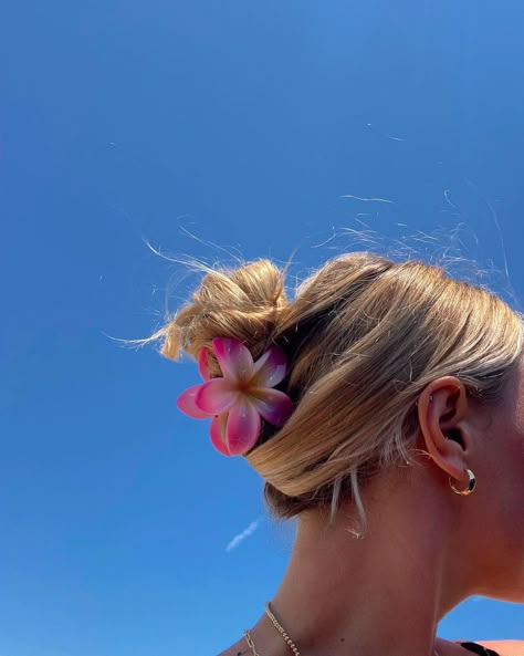 Hawaii Hair, Hawaiian Flower Hair, Tropical Hair, Flower Claw Clip, Thick Hair Styles Medium, Hawaiian Plumeria, Summer Picture Poses, Handmade Hair Clip, Hawaiian Flower